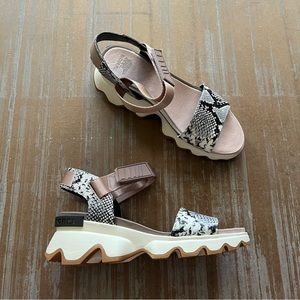 Sorel Kinetic Platform Sandals Mauve Vapor Snakeskin Womens 8